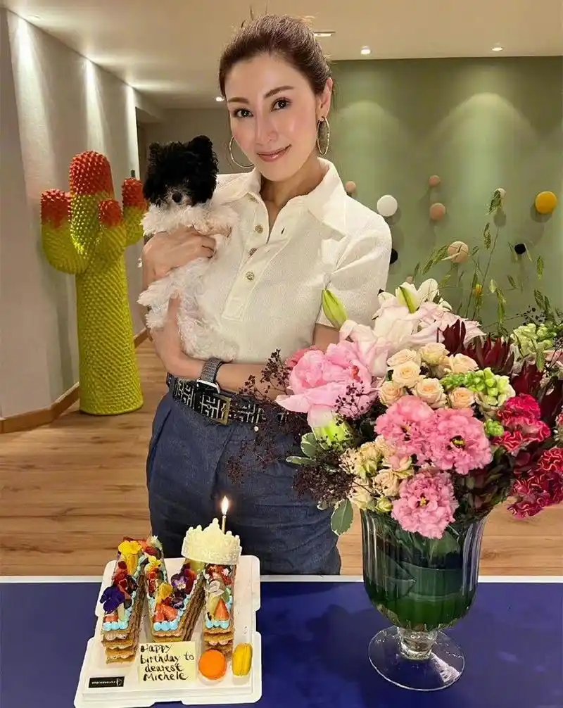 52岁李嘉欣近照 |皮肤紧致,对镜大笑,状态93 52岁李嘉欣晒出近照