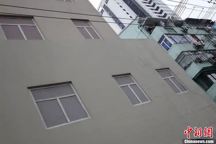 上海一建筑外墙贴30余个假窗户