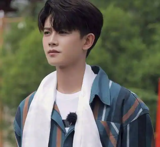 任嘉伦一眼看戏的样子太可爱,《超能幼稚园》很适合他,奶爸一个_孩子