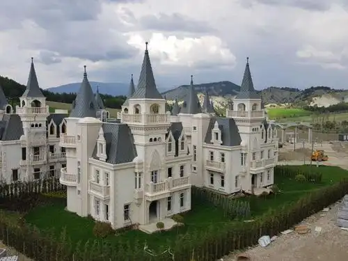 土耳其530座城堡别墅耗资13亿却被遗弃,无人居住空荡荡如鬼城_腾讯