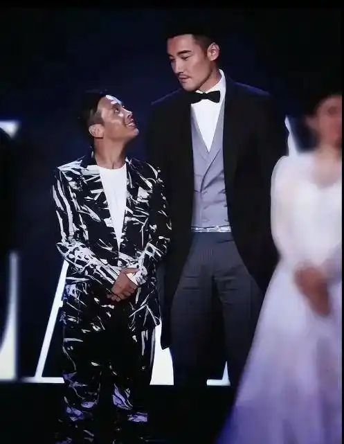 而且合影他都是站c位_身高_帅哥_张亮