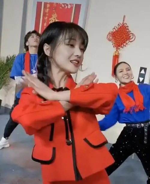 郑爽一身红衣置身跳舞美若仙女,网友:仰起头脖子与美貌不符