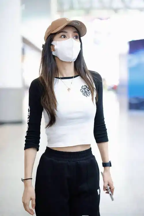 angelababy杨颖机场私服曝光,俏皮露脐装显瘦又显年轻_自然_休闲_时尚