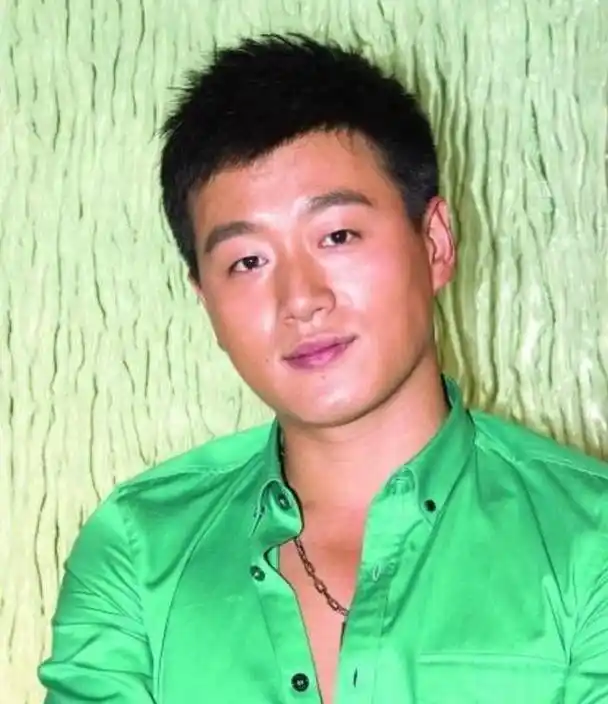 佟大为:娶老师妻子关悦8年生3孩子,住2亿四合院,现在生活幸福