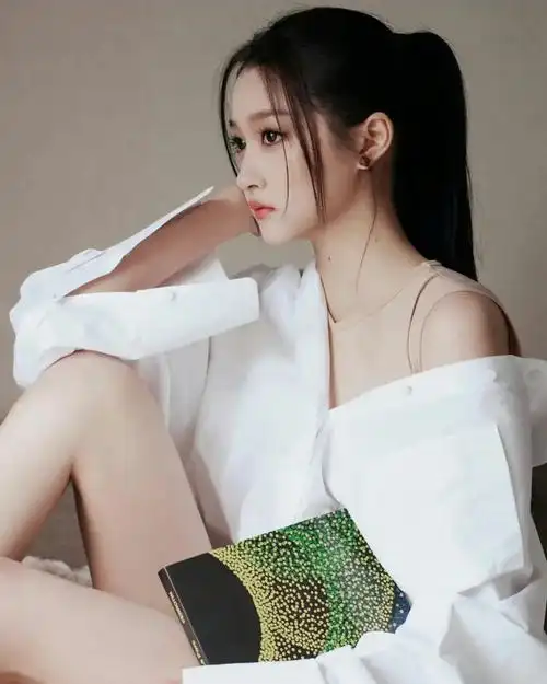 内娱腿皇关晓彤玉足大赏,又是羡慕鹿晗的一天