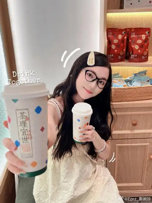 探店超话#探店##ootd##拍照#  存一些奶茶店百搭拍照姿势  07茶理