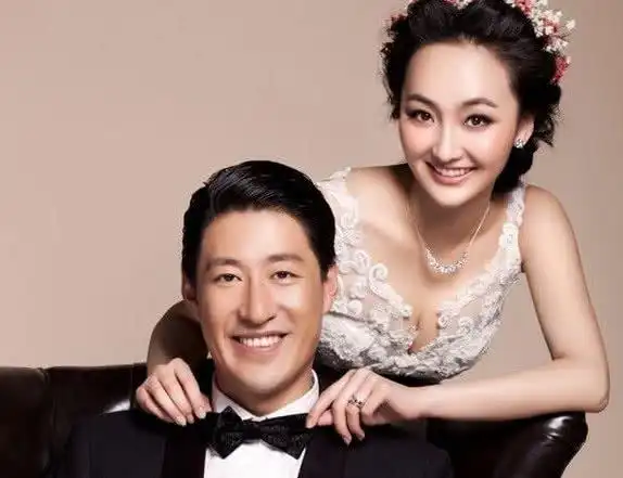 他们相差13岁因戏结缘,如今老婆成为家庭主妇,老公戏约不断!