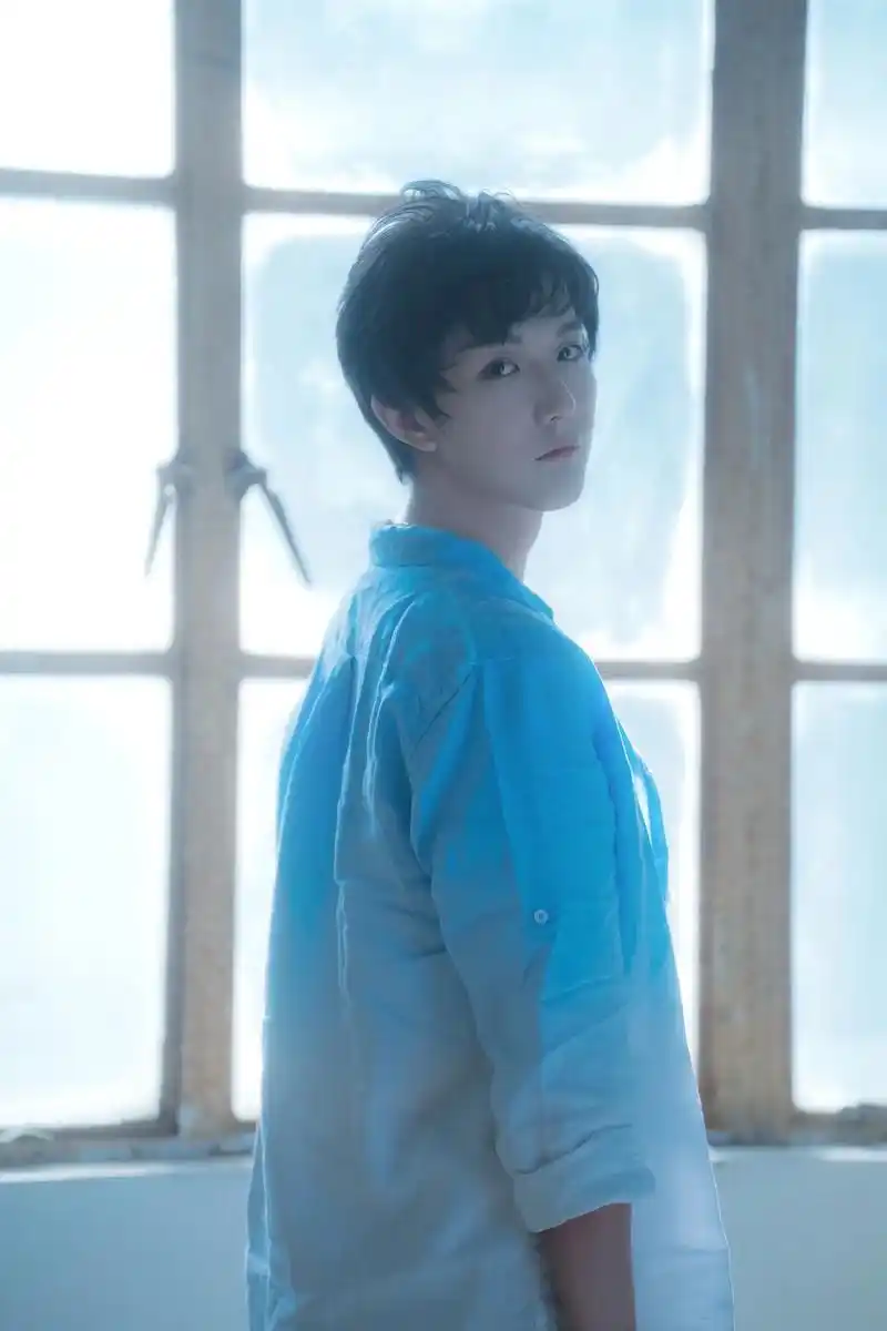 "我以为我喜欢的颜色很多 但回过神来 蓝色的颜料早 - 抖音