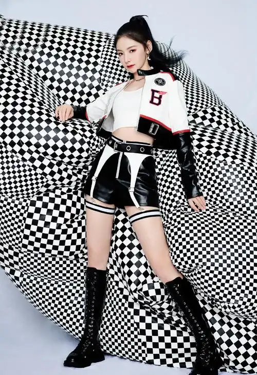 双马尾赛车(硬糖少女曝帅气写真,nene双马尾俏皮可爱,刘些宁成全团