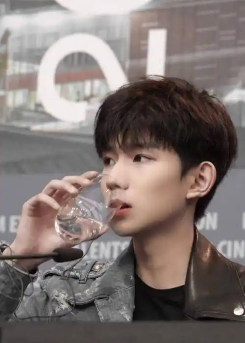 来一波小哥哥们的喉结杀,你被谁撩到了?_蔡徐坤_王俊凯_黄景瑜