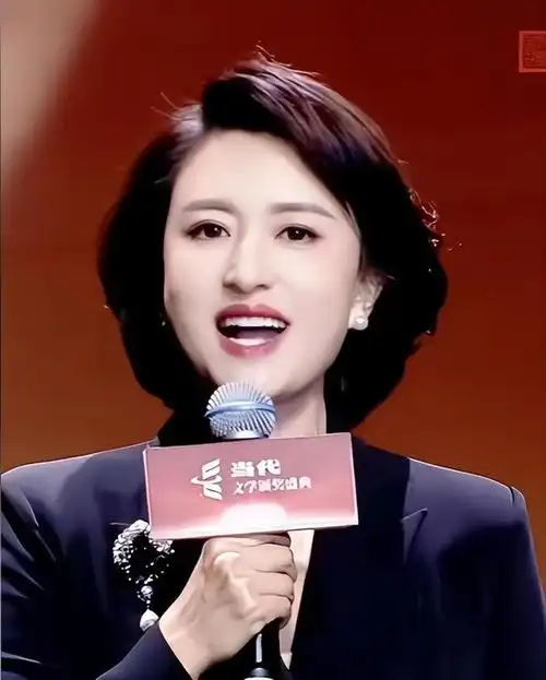 张蕾:赴豫主持《2024当代文学颁奖盛典》,女主播发型撞脸李梓萌