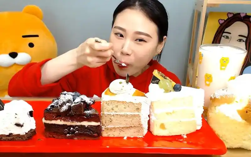 韩国吃播卡妹吃蛋糕系列 不同口味的小蛋糕一样一块哦配牛奶简直不要