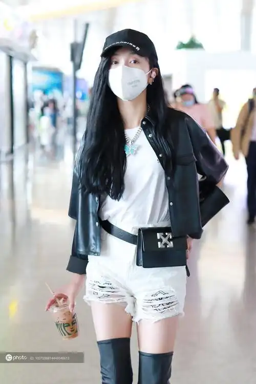 吴宣仪昆明现身赶行程穿皮衣性感酷辣