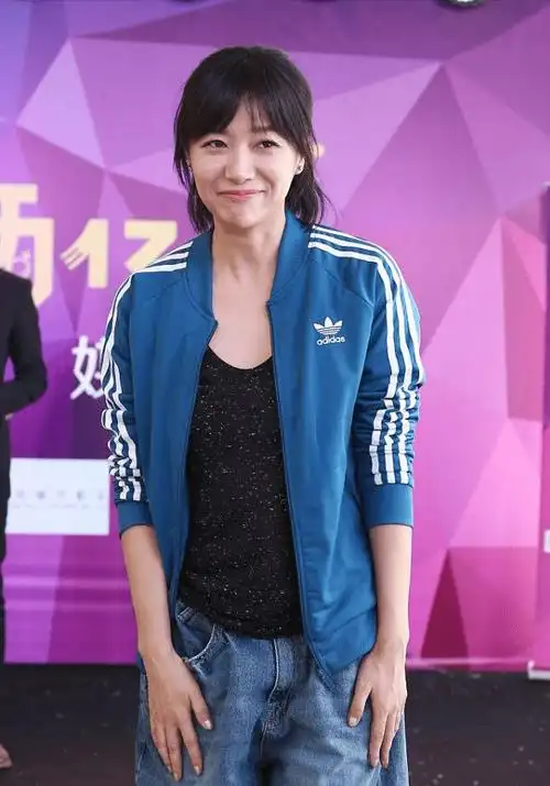 徐静蕾真不像是女导演穿衣打扮虽然似素人但是气质却很惊艳