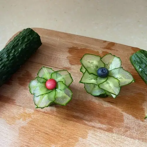 点小点缀～用料黄瓜1根蓝莓/彩虹糖1颗黄瓜花摆盘的做法参照这个菜谱