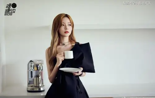 陈卓璇暗黑蝴蝶结礼裙写真