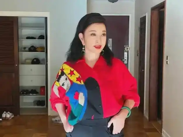 73岁刘晓庆近照穿红衬衫戴绿玉镯梳麻花辫归来仍是少女