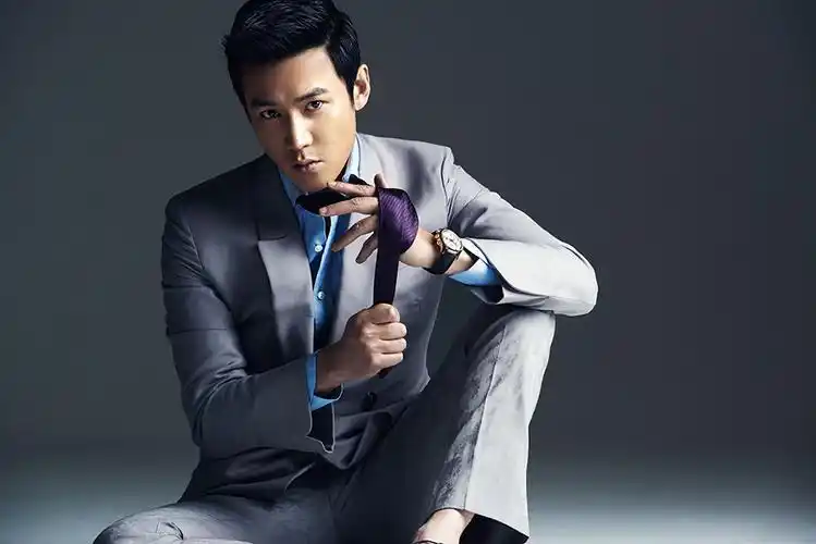 陆毅近日再登《男人风尚》封面,全面归来的国民偶像身着数套修身西装