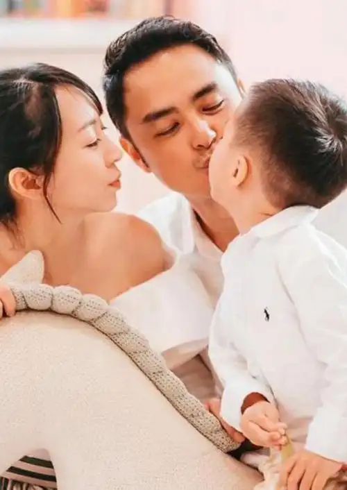 明道带6个月女儿坐飞机,霸总装扮吸睛,艾果发量稀疏戴发箍好萌_腾讯