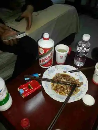 朋友么知道我心情不好,叫我喝酒怕叫不动了.