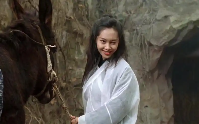 大话西游,朱茵的眼睛这么一眨,可能很多人的心都被勾住了吧,也许