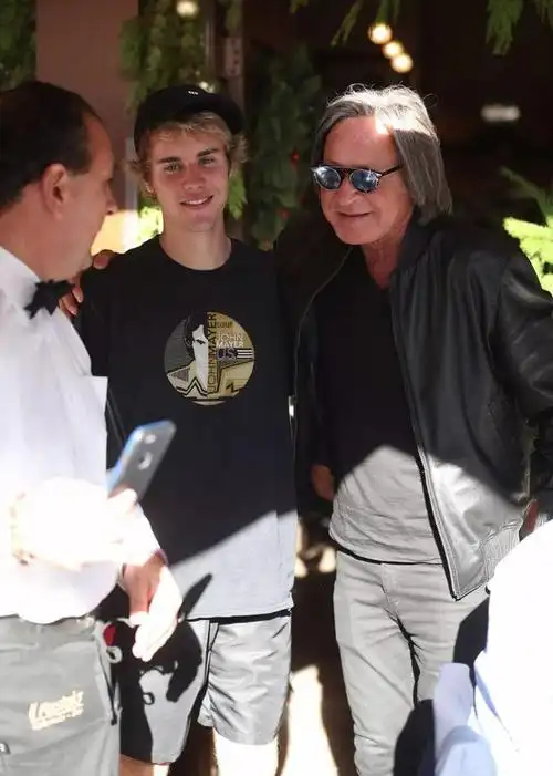 贾斯汀比伯对着狗仔傻笑他笑起来的样子非常呆萌