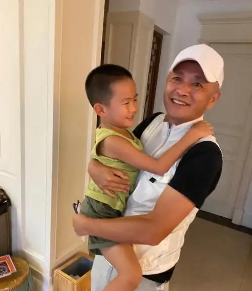 高曙光也"重男轻女",四岁儿子穿背心短裤很可爱,长女却无父爱