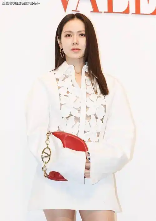 原创42岁孙艺珍生图曝光真实状态皮肤紧致有细纹穿白裙很温柔