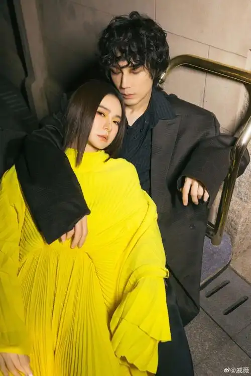 戚薇李承铉是淡黄的长裙蓬松的头发##戚薇时尚图鉴