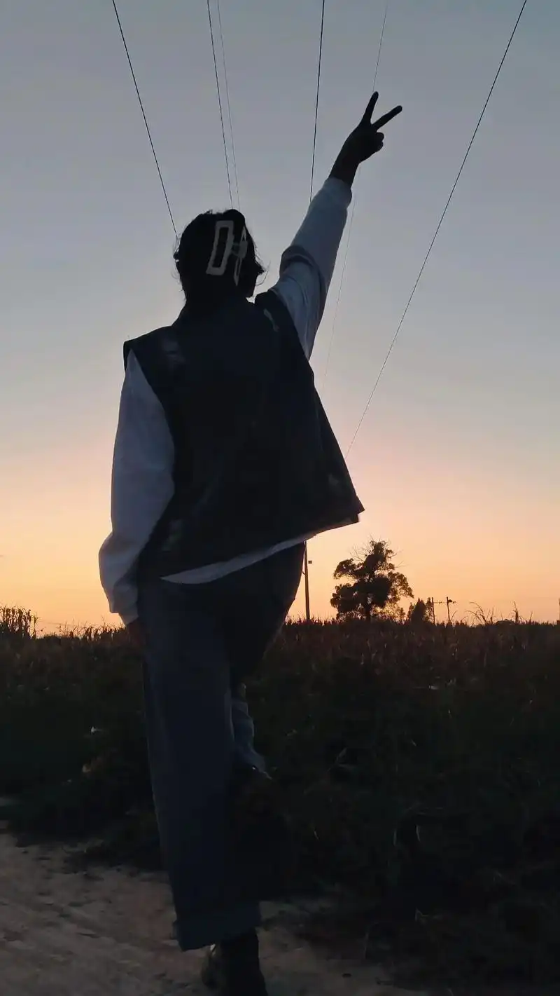 田野摄影师:师老二.#铁路摄影 #背影 #每一帧都是热爱 - 抖音