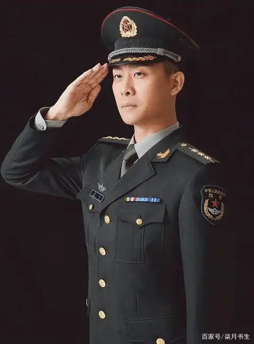 影帝张译晒旧照致敬军人,庆祝建军95周年:若有战,召必回