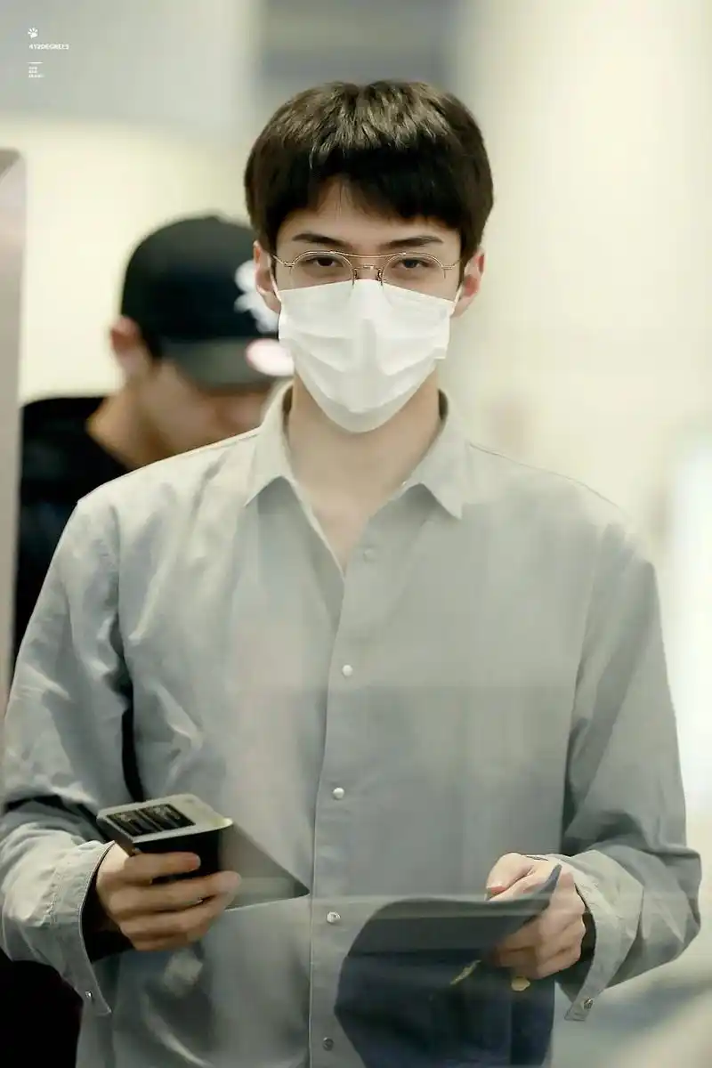 那些年去机场接男朋友的帅图 #帅哥 #吴世勋 #sehun  - 抖音