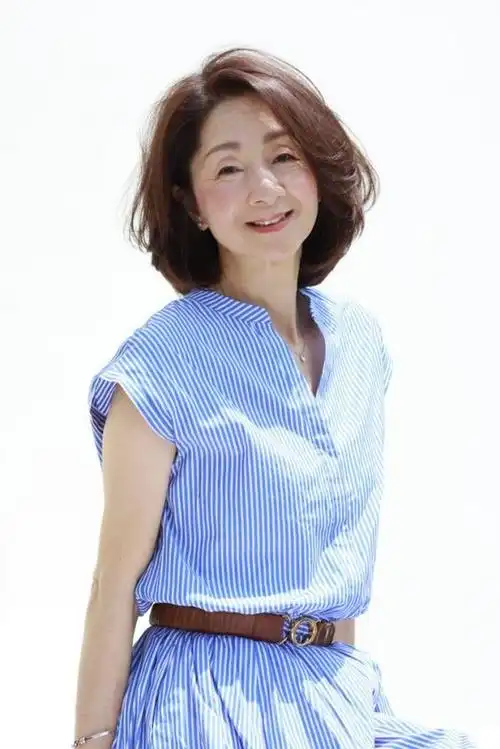 这才是50岁女人该有的发型,蓬松利落又大气,比披头长发好看多了