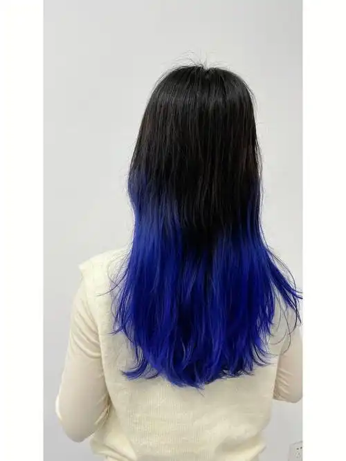 小红书自带滤镜  上面是没有漂过的暖棕色,下面头发漂到了7度到10度