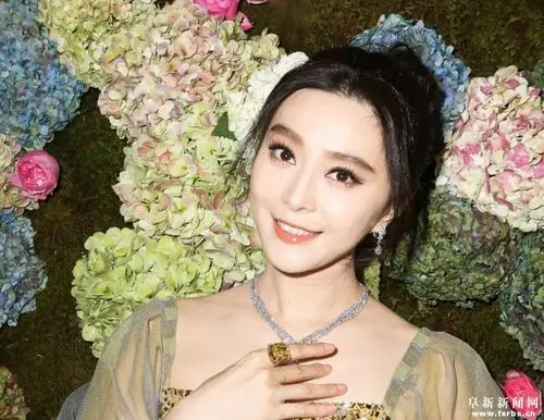 范冰冰金光闪闪现身纽约 扎丸子头明艳动人