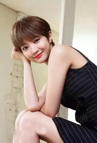 露耳朵的短发发型