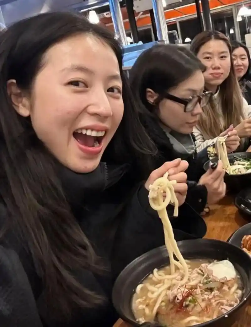 纯素颜,好美好可爱的周雨彤[嘻嘻][嘻嘻]