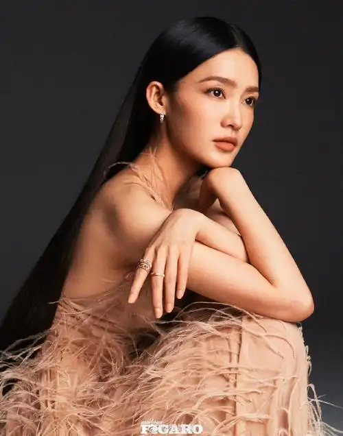 李沁黑长直光影质感大片##李沁流光溢彩中分长发大片