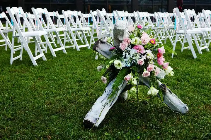 户外草坪婚礼-不一样的舞台设计