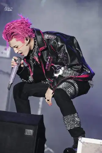 周末安利|小鬼王琳凯成都ayo音乐节八首连唱 粉发铆钉搞朋克.