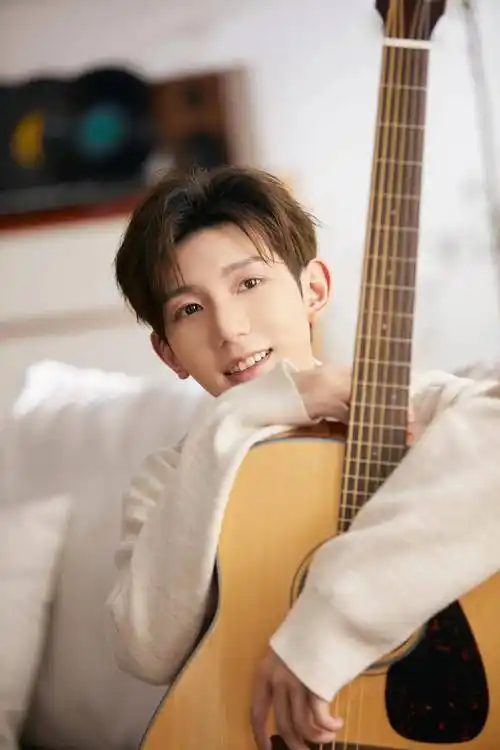 王源写真大片,米白色毛衣,温柔系吉他少年,妥妥的居家男友风_时尚