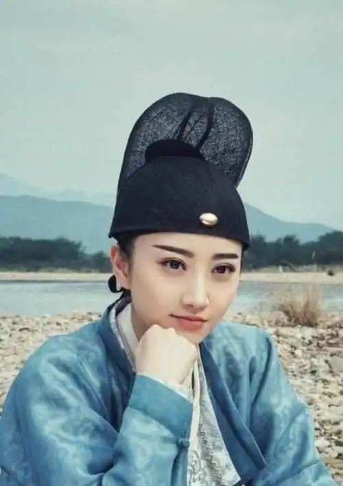 女星女扮男装,热巴俊俏风流,杨幂秒变帅气公子哥,她被称为经典