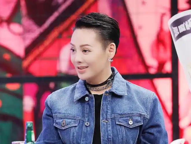 47岁宁静近照,嫁外国老公被独宠15年,如今带儿子回国捞金_王小毅