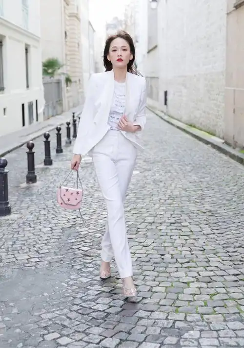 陈乔恩一身白色西装攻气十足,搭配美艳红唇变霸道御姐