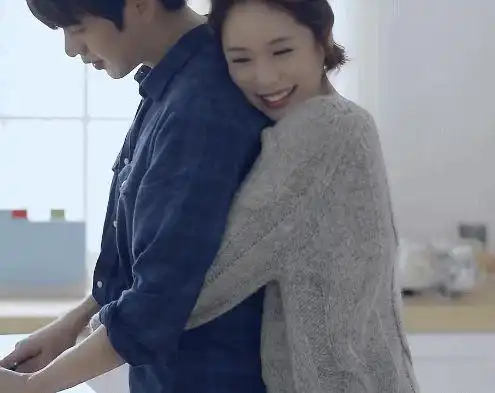 女生抱住男生的动作重点在于,双手要从他的腰两侧穿过去,不要以自己