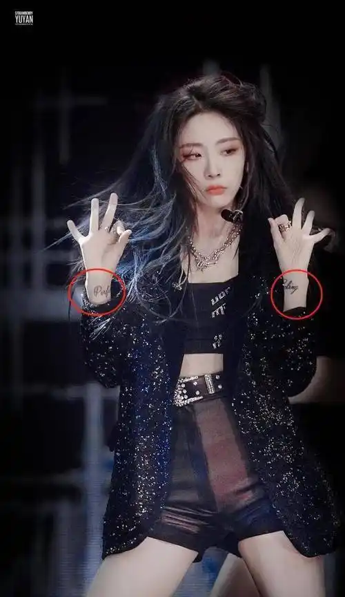 喻言穿露腰装出席活动,贴胶布遮盖满背纹身,年少轻狂后悔了?