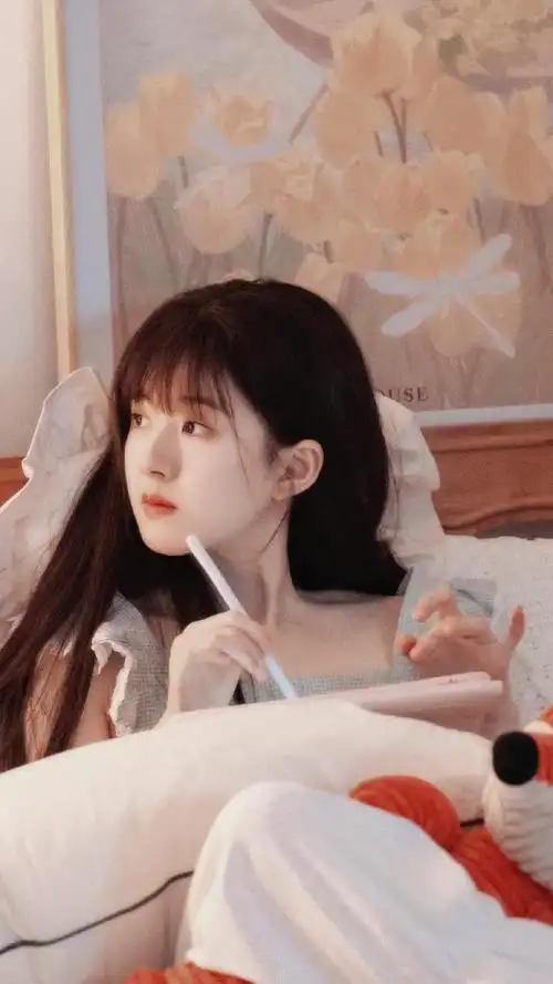 赵露思分享戴着蛋糕帽子,嘟嘴迷眼自拍,太可爱啦……|赵露思|蛋糕