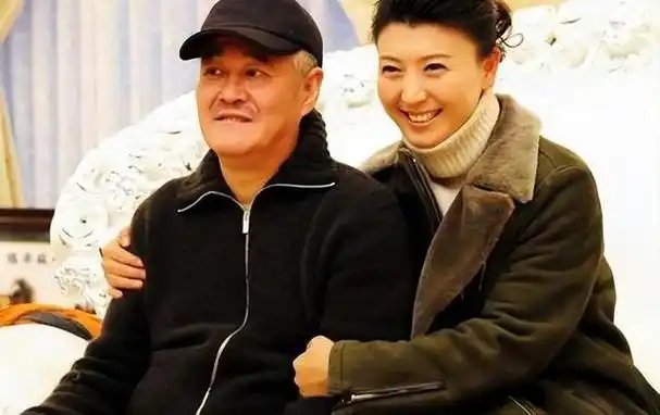 一场直播暴露了师级干部闫学晶的真实财力农民根本不敢想