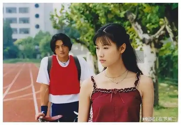 在黄觉主演的电影《麦田》的拍摄过程中,他与女主角范冰冰之间的绯闻