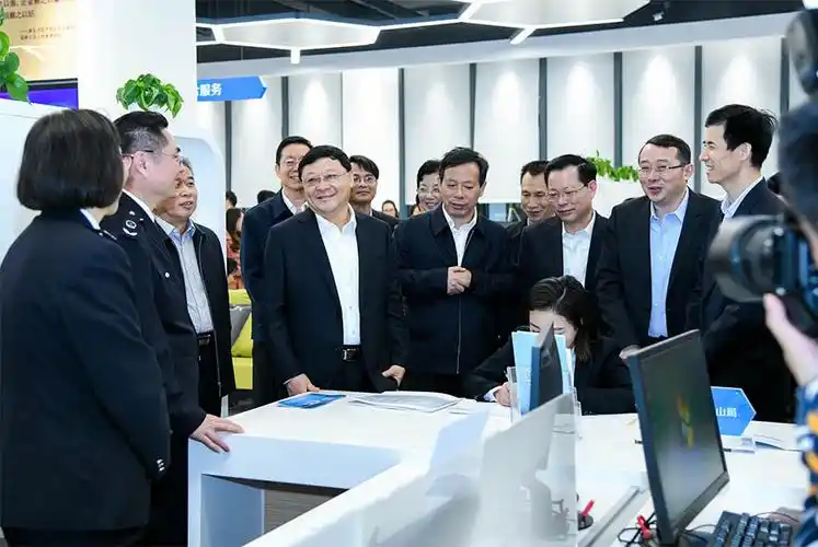 调研期间,在市政府秘书长李廷忠,南山区委书记王强,常务副区长王立德